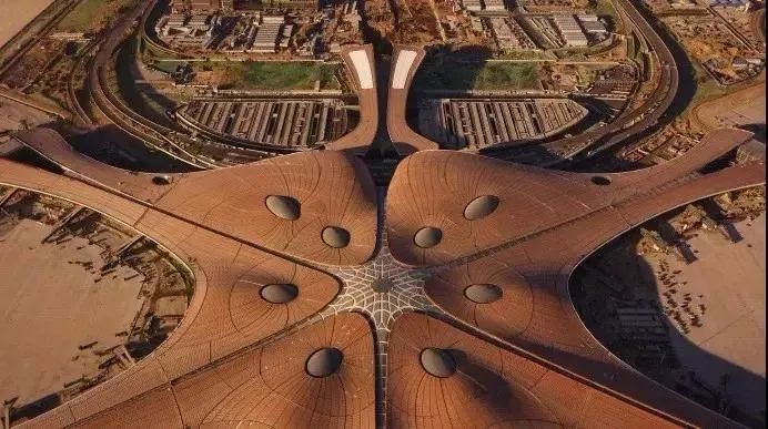 扎哈·哈迪德作品鉴赏 丨“新世界七大奇迹之首”大兴机场展趐飞翔